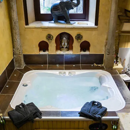 Appartement Jacuzzi Privé, Les 1001 Nuits à *