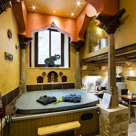 Jacuzzi Privé, Les 1001 Nuits à Appartement *